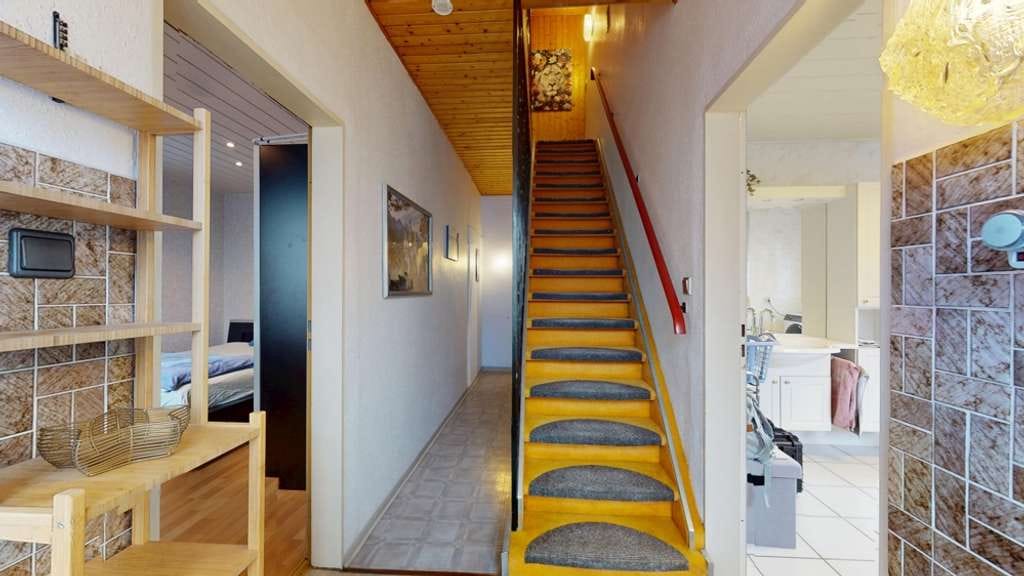 Immobilie in Münster-Sarmsheim - Gepflegtes Einfamilienhaus mit Hof, Terrasse und Garage zum Kauf in Münster-Sarmsheim - Bild 2