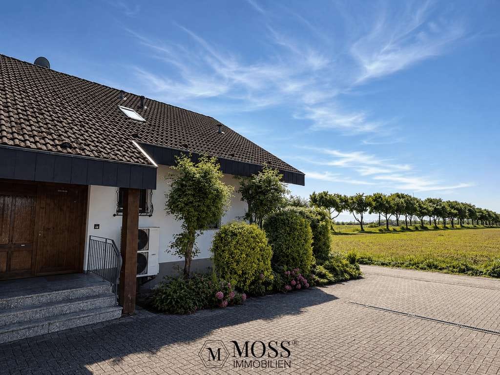 Immobilie in Heitersheim - Großzügiges Mehrfamilienhaus | 210 m² Wfl. | 7 Zimmer | 975 m² Grundstück | Garten & Garagen - Bild 0