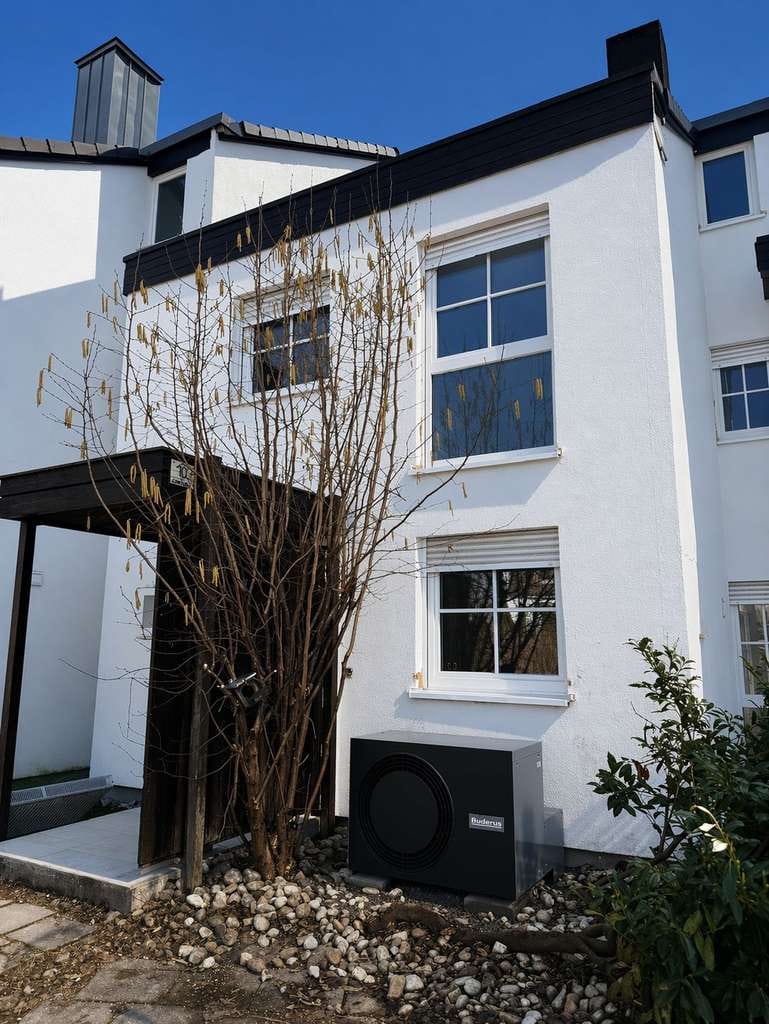 Immobilie in Grasbrunn - Energetisch kernsaniertes Reihenmittelhaus mit großen Garten nahe Natur- perfekt für Familien  - Bild 0
