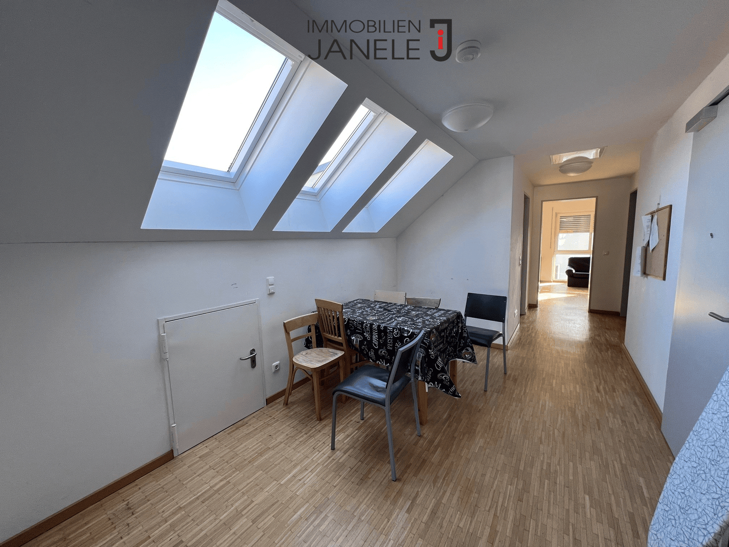 Immobilie in Regenstauf - Charmante 2,5-Zimmer-Eigentumswohnung mit Studiocharakter, Balkon und Hobbykeller - Bild 2