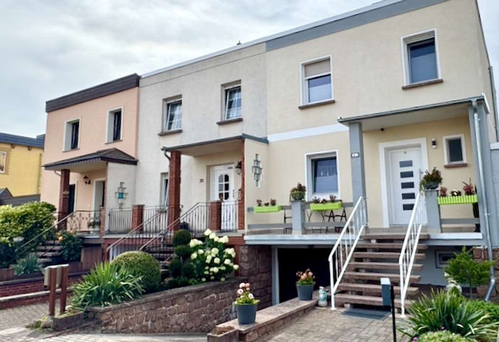 Immobilie in Aken (Elbe) - Charmantes Reihenmittelhaus mit 4 Zimmern und Garage in Aken (Elbe) mit Blick ins Grüne - Bild 0