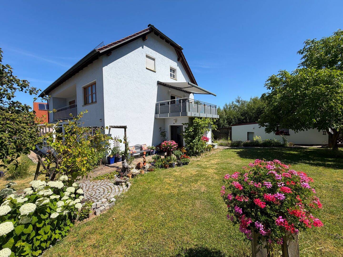 Immobilie in Poppenricht - Gepflegtes Mehrfamilienhaus mit drei Wohneinheiten und Pellet-Heizung in Poppenricht! - Bild 2