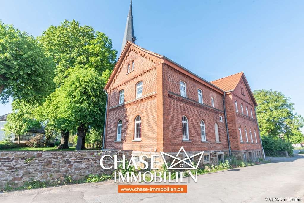 Immobilie in Aerzen - Teilsaniertes Einfamilienhaus mit Garten und ELW - Einzigartiges Wohnen an der Kirche, Groß Berkel! - Bild 0