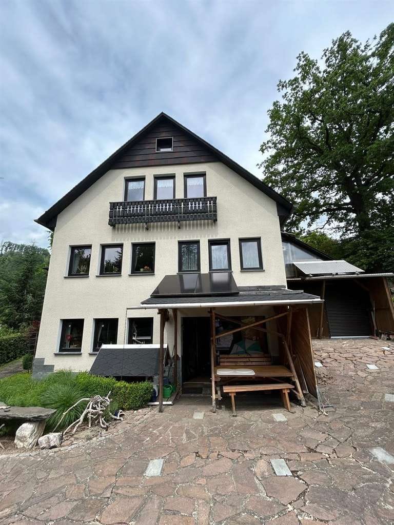 Immobilie in Augustusburg - Idyllisch gelegenes 7-Zi. EFH mit 2 Balkonen, Carport, 3 Bädern und Garage im schönen Zschopautal - Bild 1