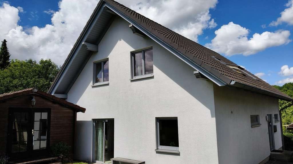 Immobilie in Lüerdissen - Familienfreundliches Einfamilienhaus mit großer Küche, Gartenhütte und Doppelcarport in Oelkassen - Bild 0