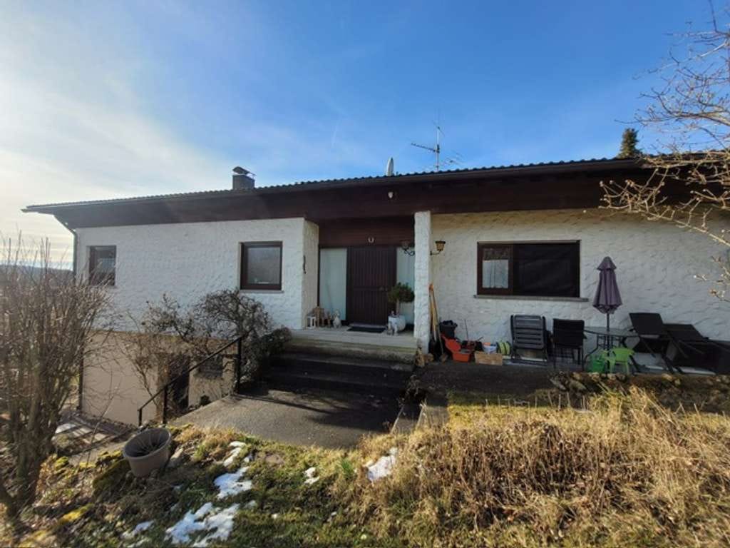 Immobilie in Lichtenstein - Leben in der Natur! Stattliches Landhaus (EFH mit ELW) und großem Grundstück! Kaufen und Einziehen! - Bild 1