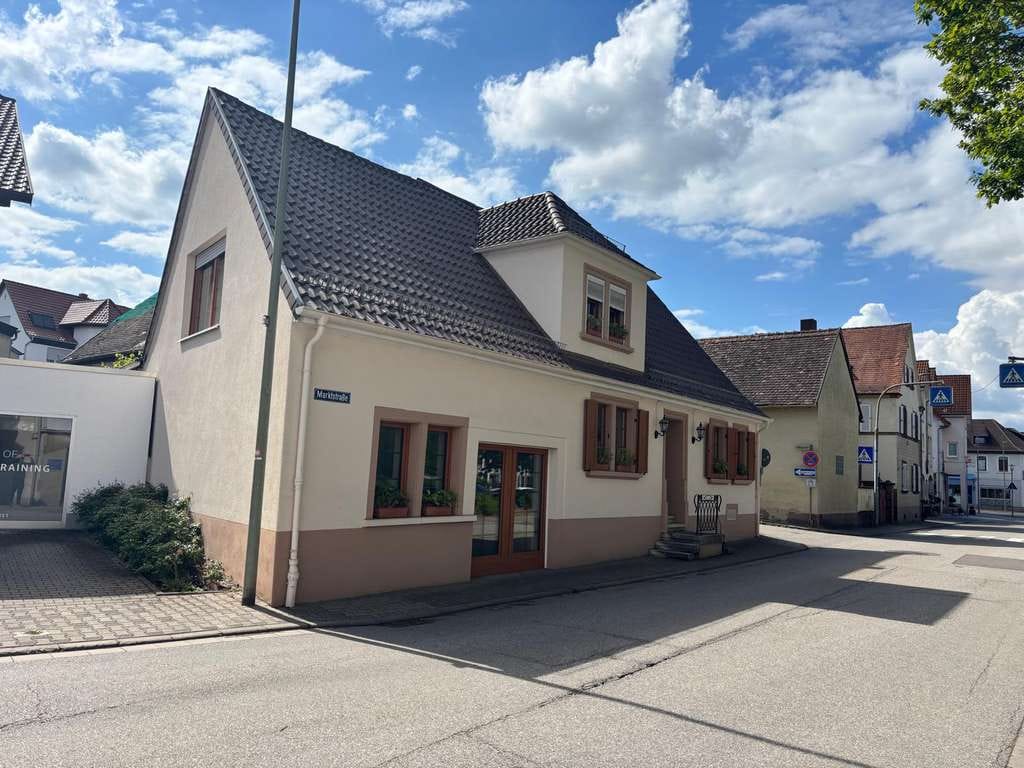 Immobilie in Enkenbach-Alsenborn - Einfamilienhaus mit großem Studio in Enkenbach-Alsenborn - Bild 1