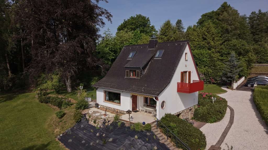 Immobilie in Hachenburg - Wohnen wie im Park – ehemaliges Forsthaus mit traumhaftem Wiedtalblick - Bild 3