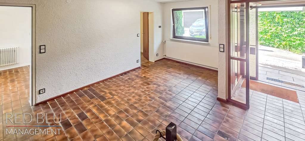 Immobilie in Schönaich - Haus mit Split-Level-Charakter, Kamin, 2 Garagen und Dachterrasse - traumhafte Raumwirkung - Bild 1