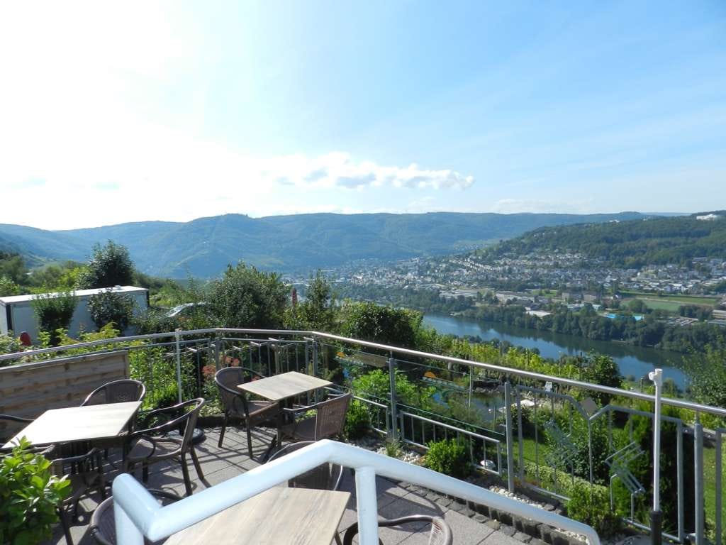 Immobilie in Bernkastel-Kues - Blick auf Bernkastel-Kues! Privates Wohnhaus/B&B/Hotel/Restaurant mit 180 Grad-Blick ins Moseltal! - Bild 4