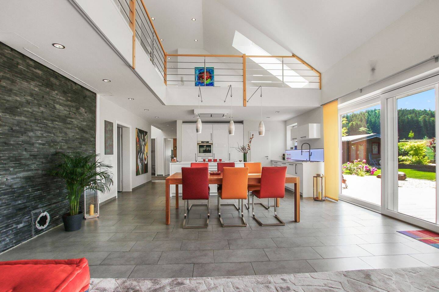 Immobilie in Zusmarshausen - Modernes Designhaus der Extraklasse - bezugsfertig, ruhig gelegen und hervorragend angebunden - Bild 3
