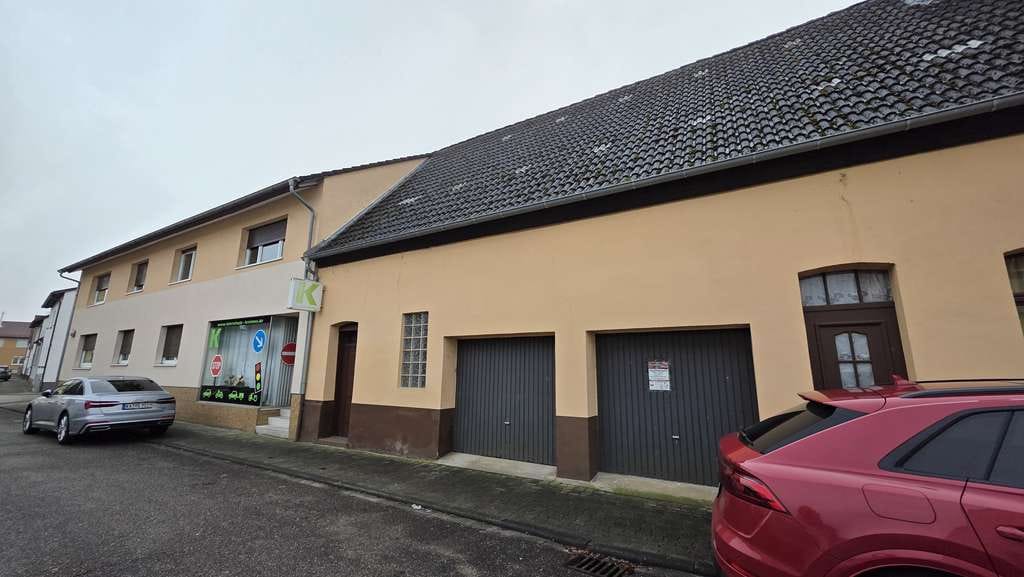 Immobilie in Philippsburg - 1-2 Familienhaus mit gutem Raumangebot und großen Garagentrakt der ideal für Hobbyhandwerker ist - Bild 1