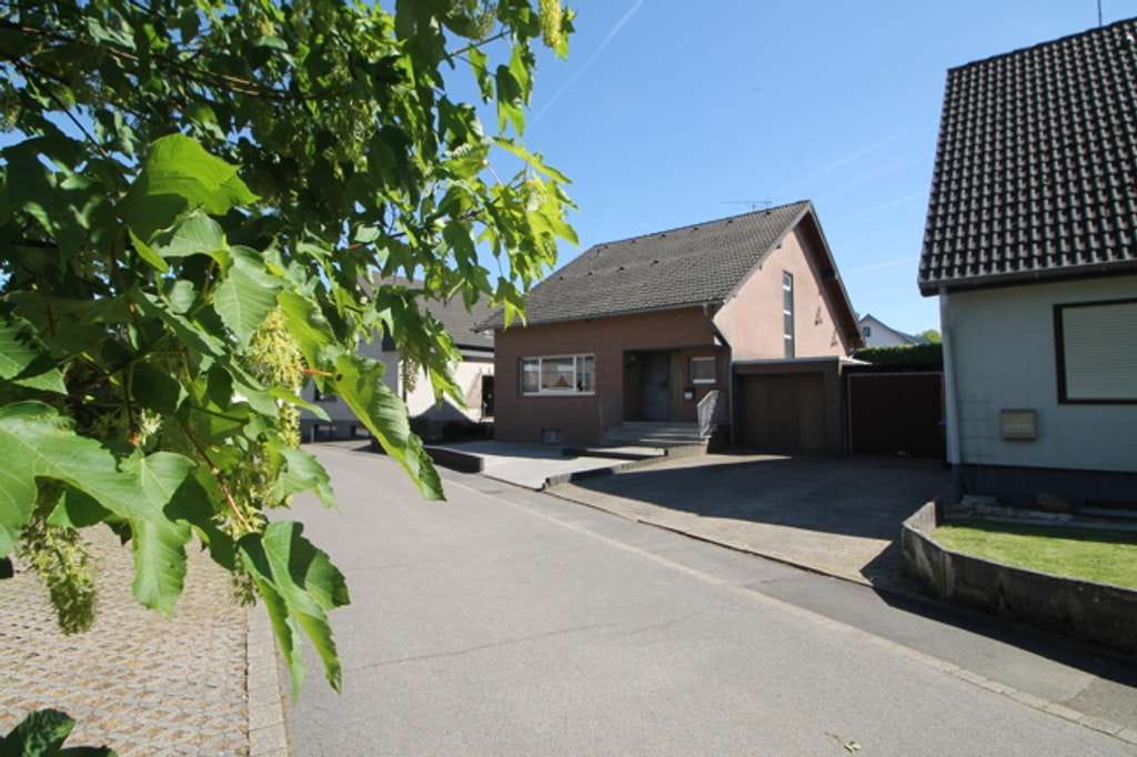 Immobilie in Langerwehe - Freistehendes Einfamilienhaus mit Garage und Garten - Bild 1