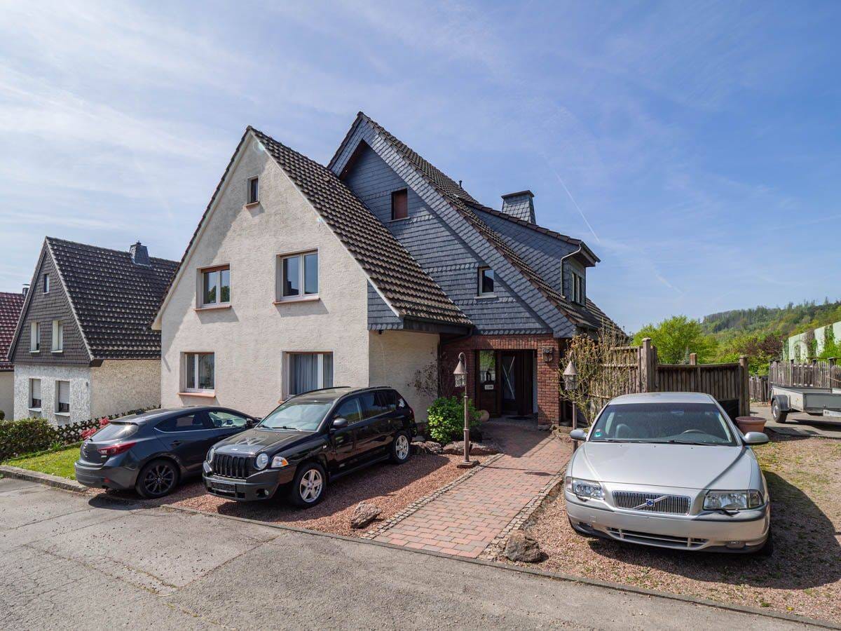 Immobilie in Arnsberg - Großzügiges Zweifamilienhaus mit Einliegerwohnung & vielseitigen Nutzungsmöglichkeiten in Hüsten! - Bild 2
