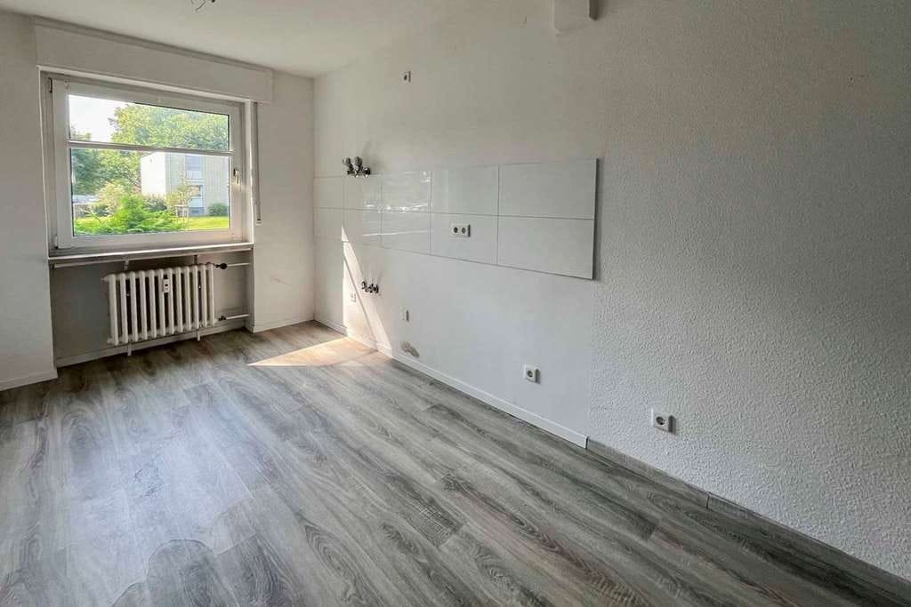 Immobilie in Dinslaken - Paketverkauf - Zwei bezugsfreie 3-Zimmer-Whg mit zwei Reihengaragen - Bild 2
