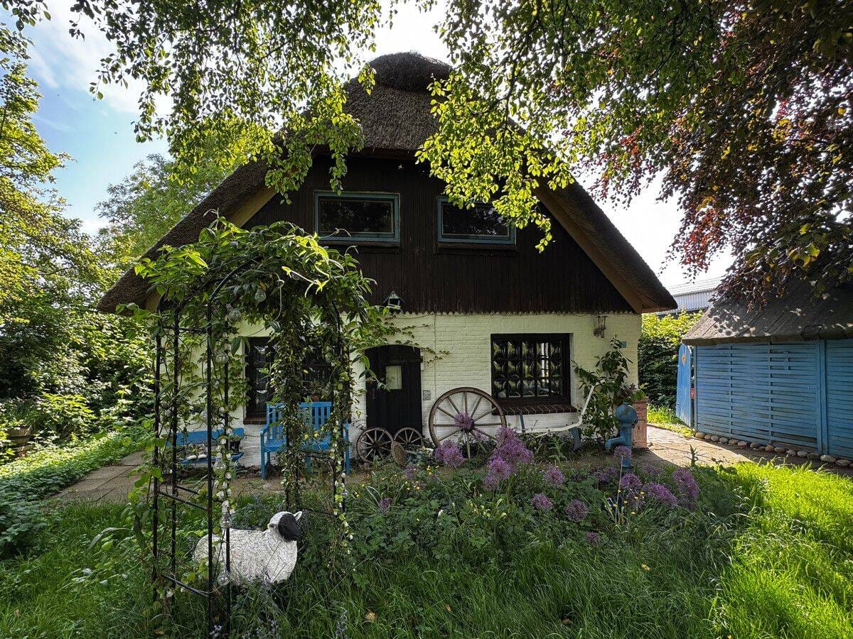 Immobilie in Kronprinzenkoog - Tradition trifft Wohnkomfort - Reetdachhaus auf großzügigem Grundstück! Ihr neues Zuhause im Grünen - Bild 0