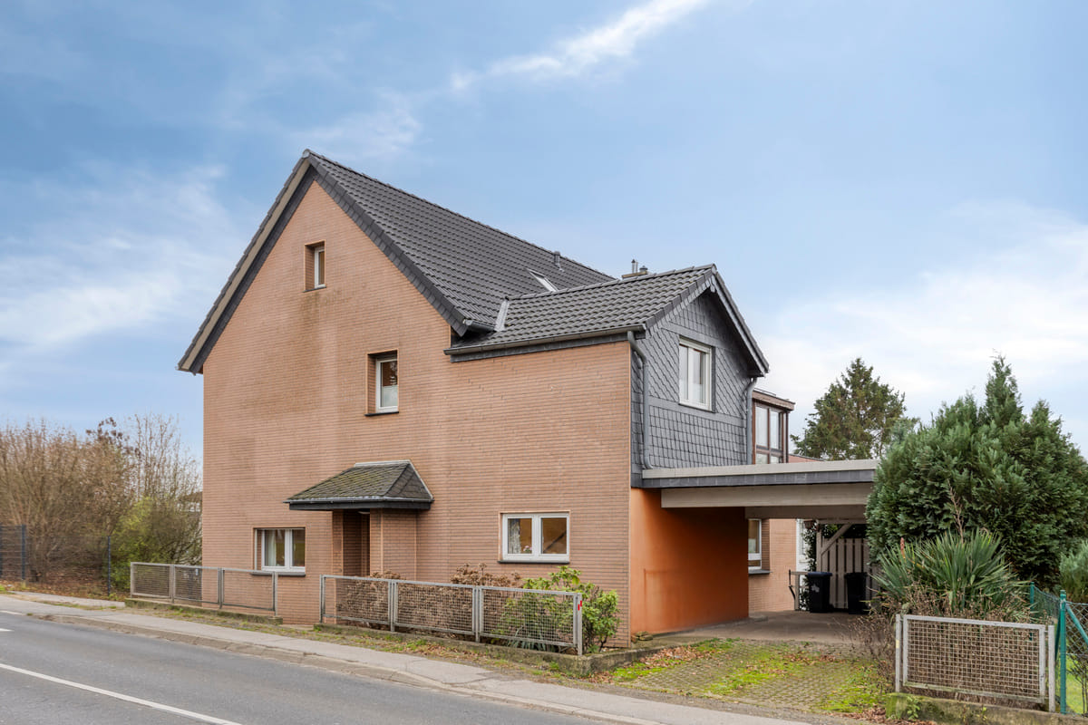 Immobilie in Leichlingen - Großzügiges Ein- oder Zweifamilienhaus mit großem Garten sucht neuen Eigentümer! - Bild 1