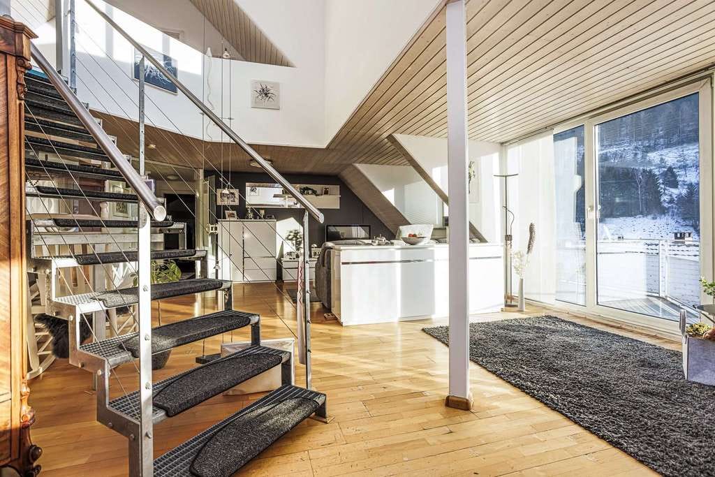 Immobilie in Zell im Wiesental - PANORAMATRAUM im Schwarzwald: 4-Zi.-Maisonette-Whg in Zell mit Kamin, Balkon & 2 Stellplätzen - Bild 2