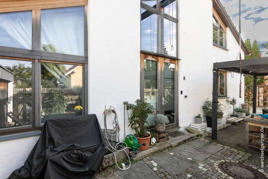 Immobilie in Kirchheim bei München - Viel Platz zur Entfaltung: Freistehendes Einfamilienhaus mit Künstler-Atelier in sehr ruhiger Lage - Bild 3