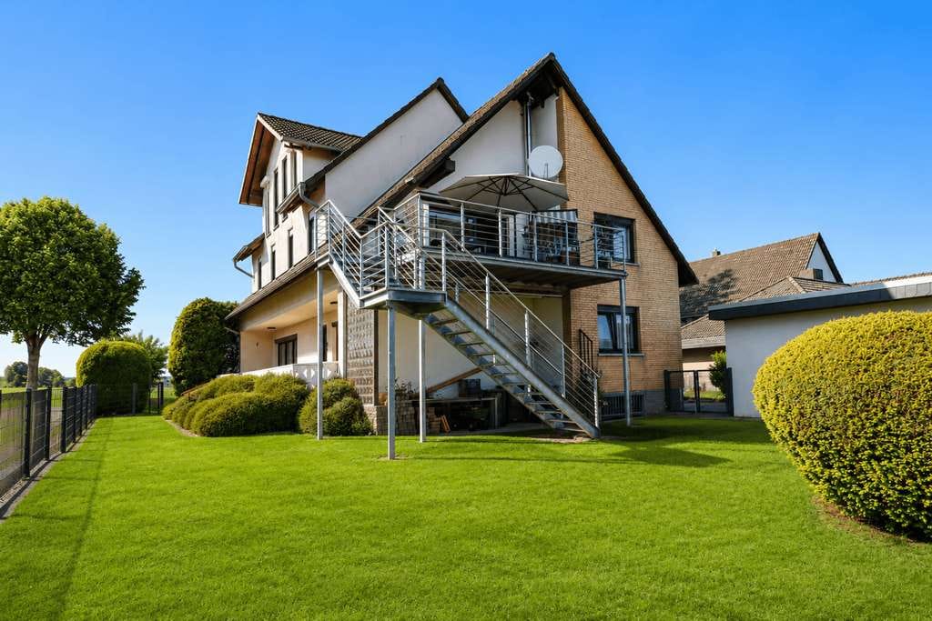 Immobilie in Hülsede - Wohnen mit Aussicht – Charmantes Zweifamilienhaus auf großzügigem Grundstück - Bild 1