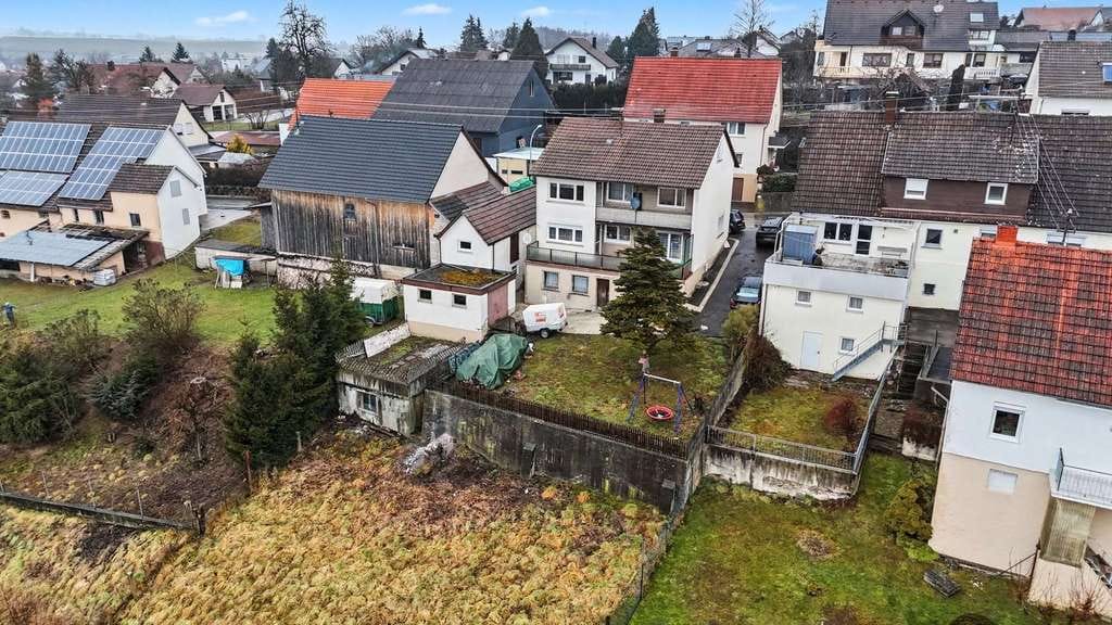 Immobilie in Dürmentingen - Kampfpreis in Aussichtslage – Zweifamilienhaus mit 972 m² Grundstück für Handwerker & Investoren! - Bild 2