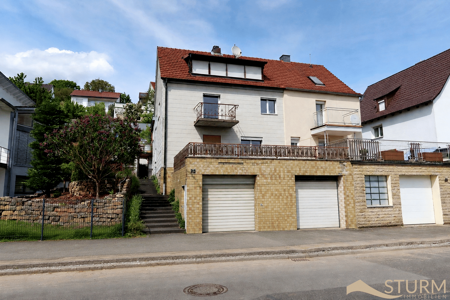 Immobilie in Gädheim - Wohnhaus (DHH) mit Doppelgarage inklusive zusätzlichem Baugrundstück in sonnige Hanglage - Gädheim - Bild 0