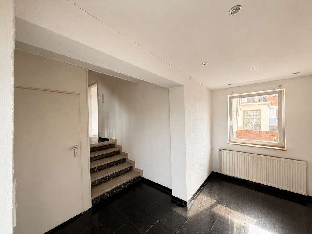 Immobilie in Quierschied - Großzügige Einfamilien-Doppelhaushälfte mit 4 Garagen und großem Garten - Bild 2