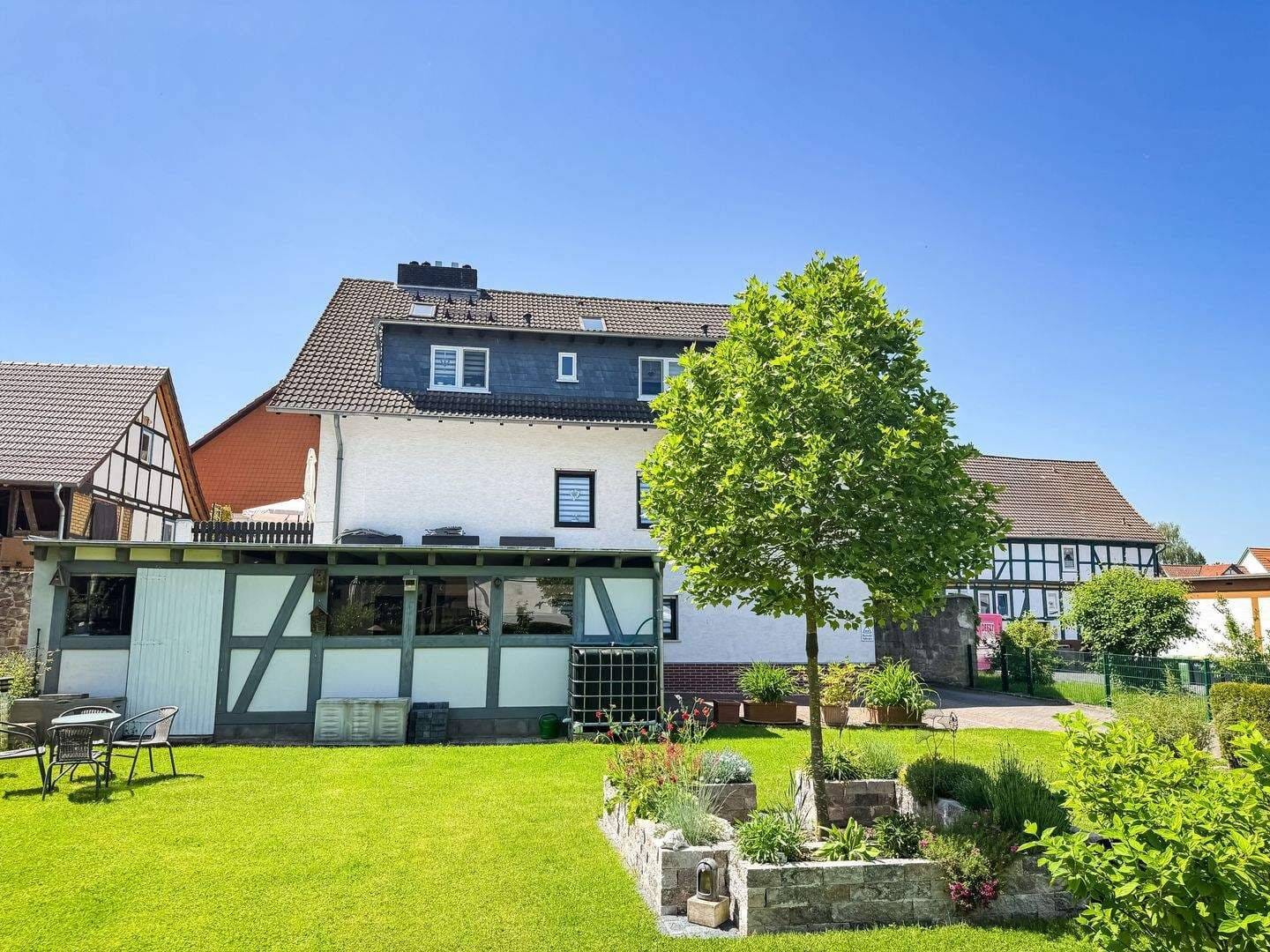 Immobilie in Kaufungen - Mehrfamilienhaus mit möglichem Bauplatz im Herzen von Kaufungen - zur Eigennutzung verfügbar - Bild 1