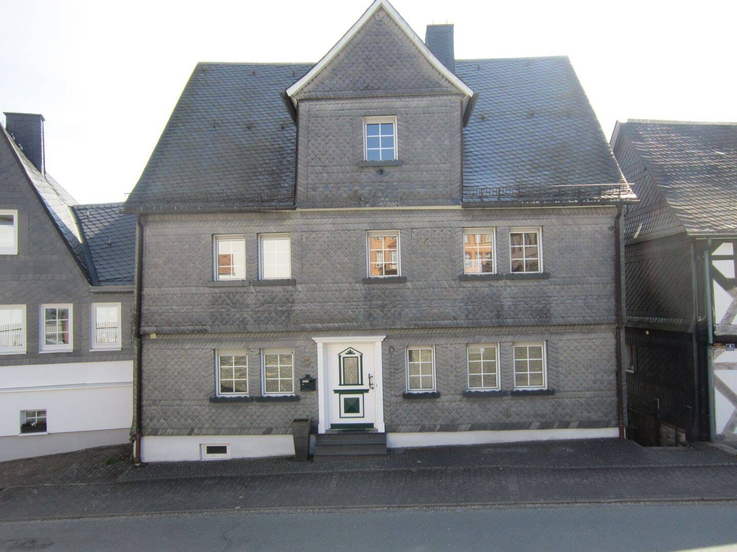Immobilie in Bad Berleburg - Einfamilienhaus in der Altstadt von Bad Berleburg mit Blick über die Stadt und direktem Blick auf das Schloß - Bild 0