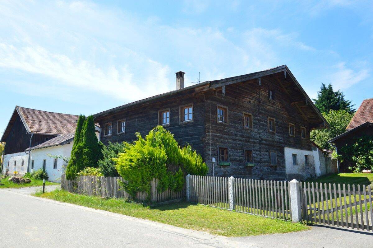 Immobilie in Pfarrkirchen - Gelegenheit! Historischer Dreiseithof in idyllischer Weilerlage am Stadtrand von Pfarrkirchen - Bild 0