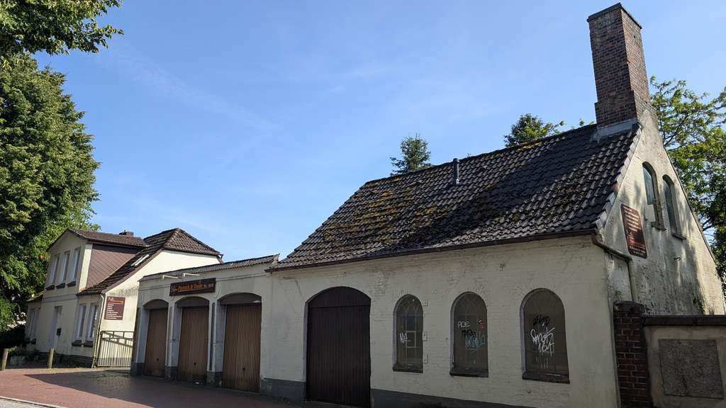 Immobilie in Itzehoe - 2 freie Häuser auf 788 qm (sanierungsbedürftig) mit 3  Garagen und Lagerräume zu verkaufen - Bild 1
