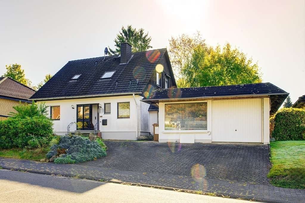 Immobilie in Weyerbusch - Ein-/Zweifamilienhaus in ruhiger Wohngegend mit nahezu ebenerdigem Gartengrundstück und Doppelgarage - Bild 2