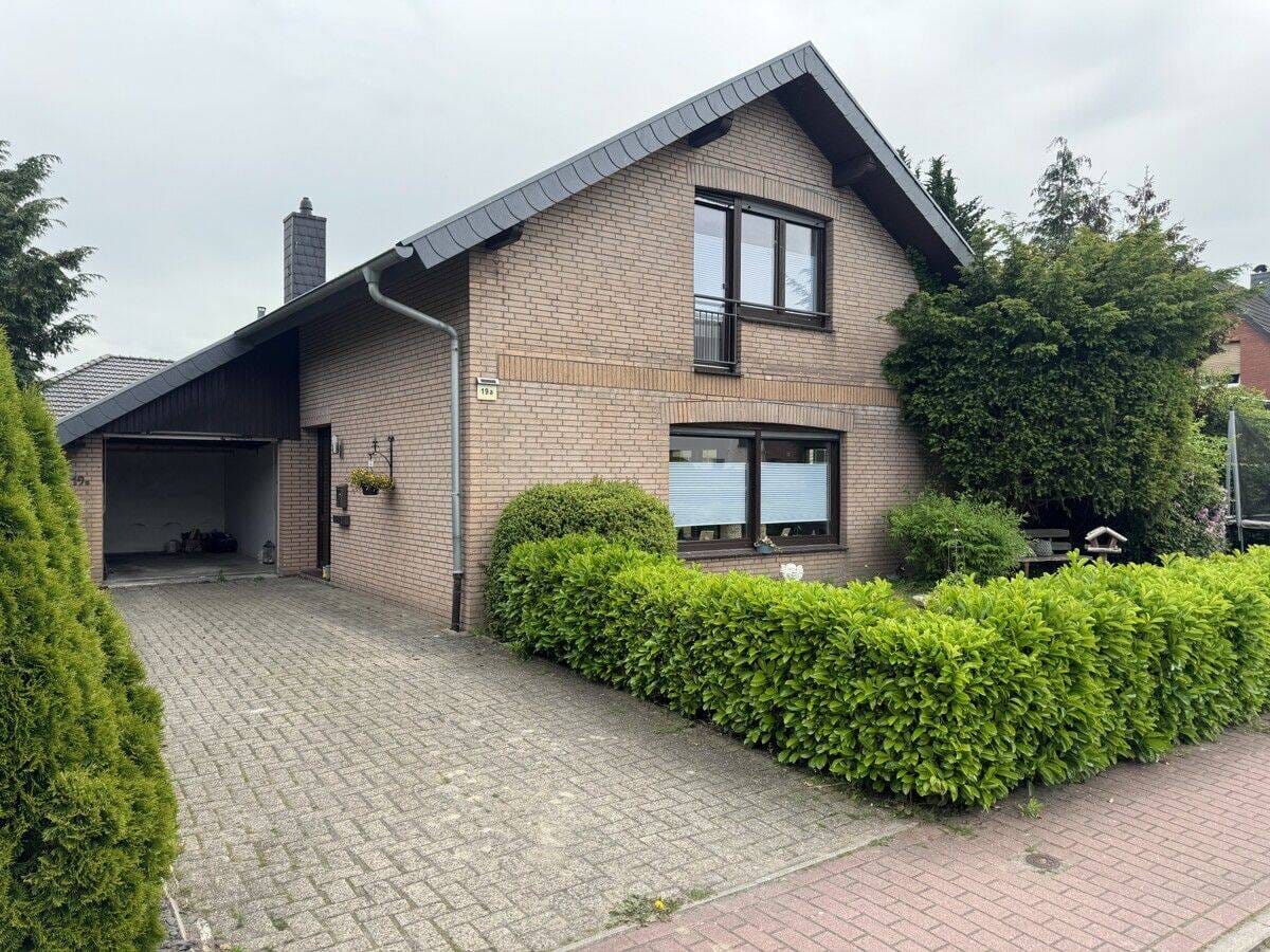 Immobilie in Wiefelstede - Familienglück auf grünem Grundstück:  Charmantes Einfamilienhaus in zentraler Lage von Wiefelstede - Bild 1