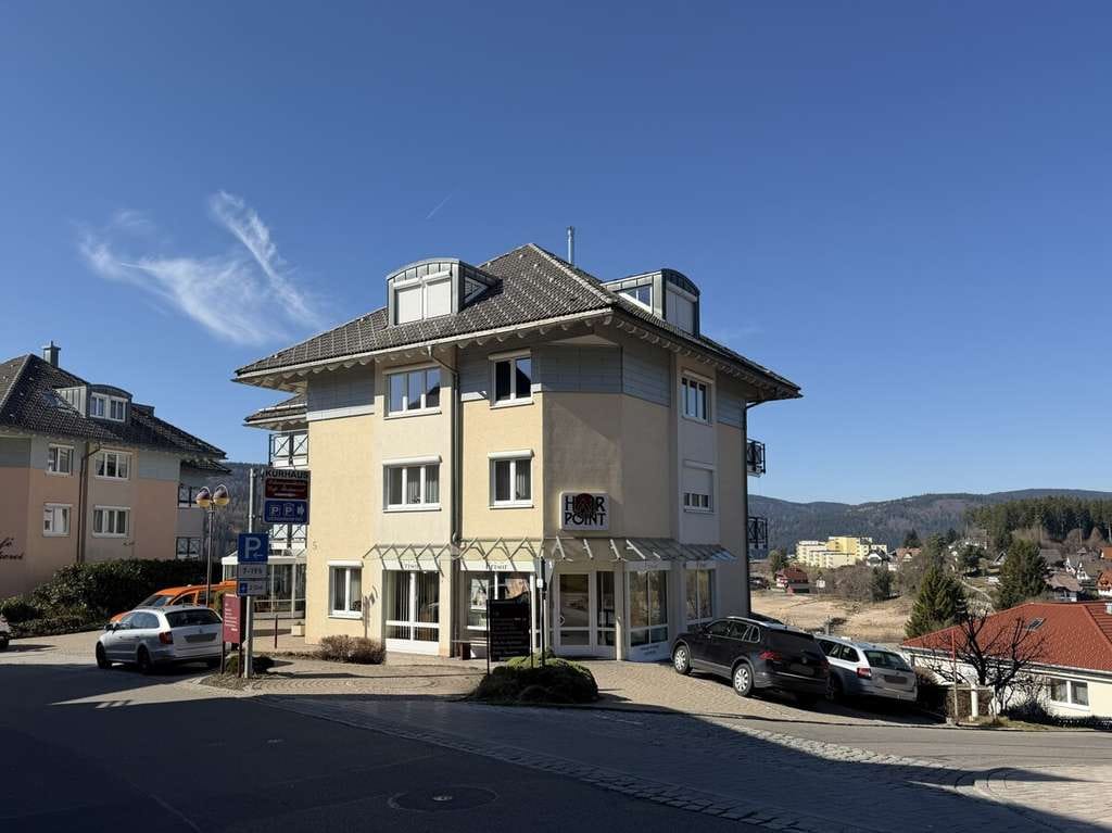 Immobilie in Schluchsee - Bezugsfrei: Renovierungsbedürftige 3,5-Zimmer-Dachgeschosswohnung mit Loggia & TG-Stellplatz - Bild 0