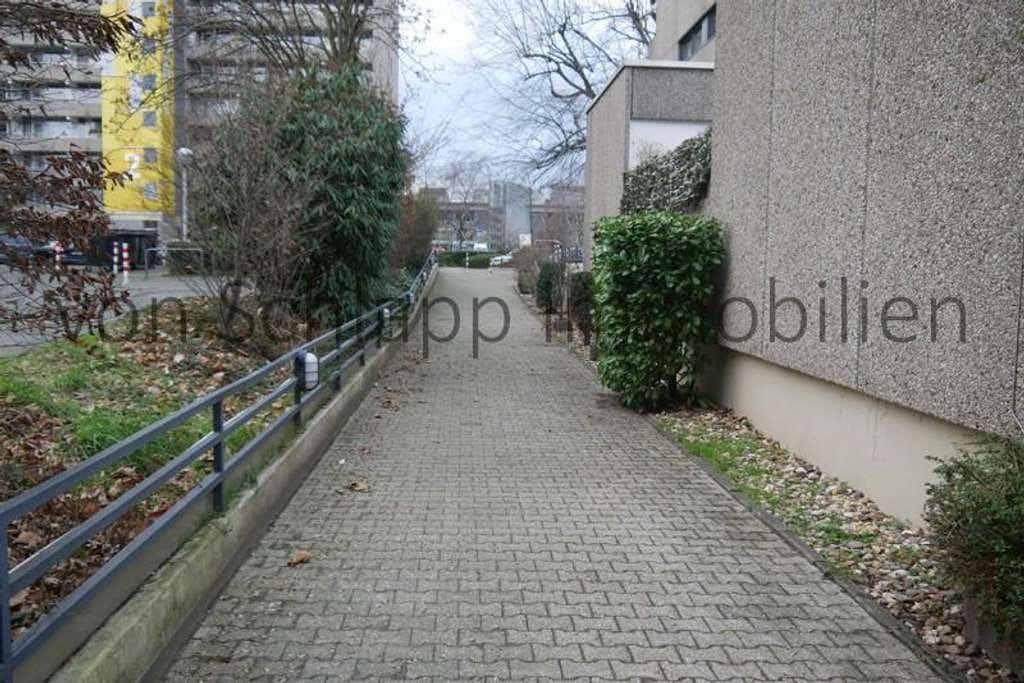 Immobilie in Neuss - Delta-Haus: WZ, 3 SZ, Küche, 2 Bäder, Terrasse, ca. 120 qm, Abstellraum, TG (Aufpreis), gepflegt! - Bild 3