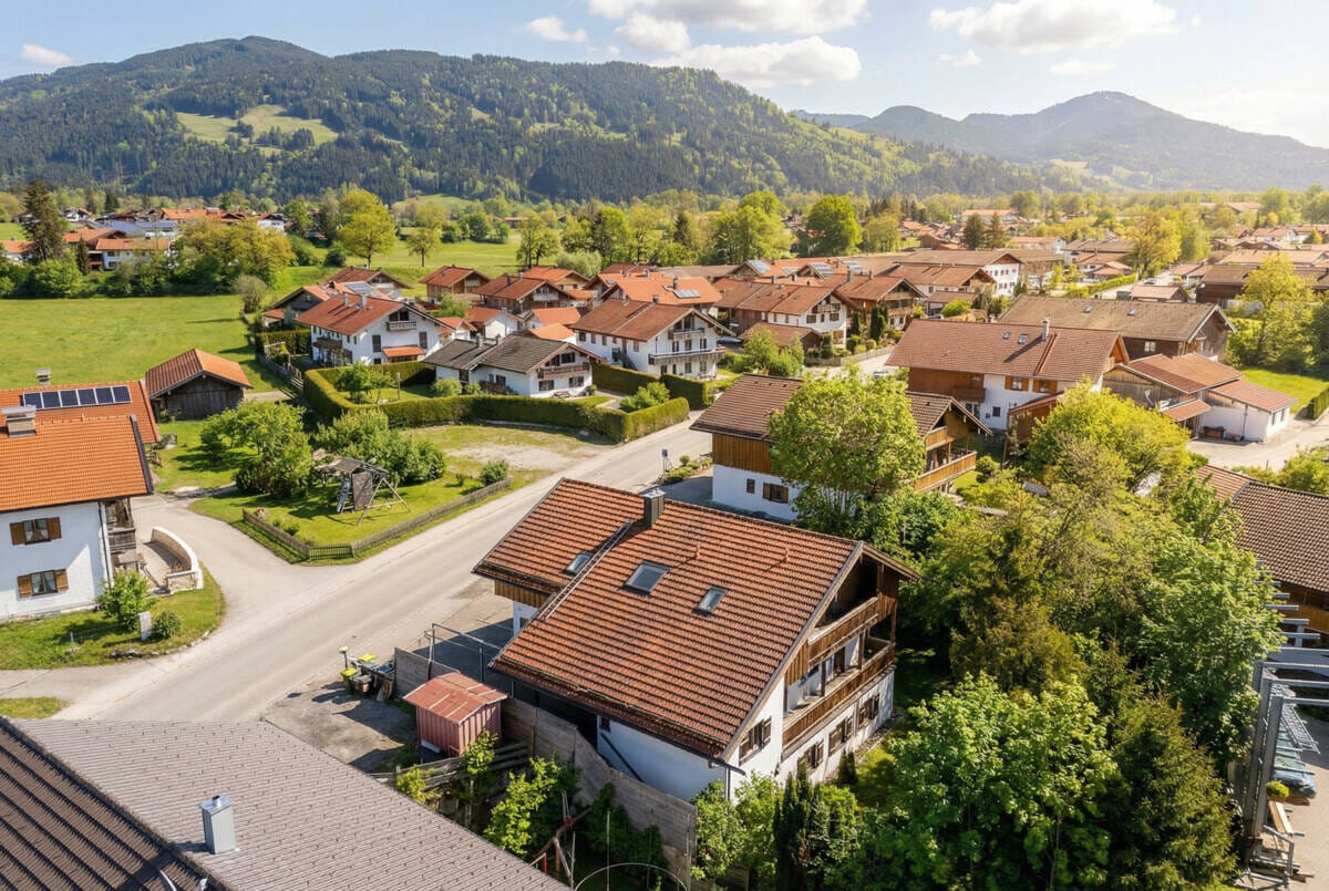 Immobilie in Gaißach - Ein Ort zum Ankommen - Familienhaus mit viel Platz, Garten und Bergblick - Bild 1