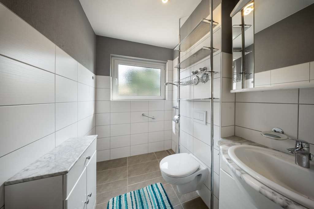Immobilie in Flintbek - 3,5-Zimmer-Wohnung mit Balkon, Stellplatz und modernisiertem Bad - Bild 1