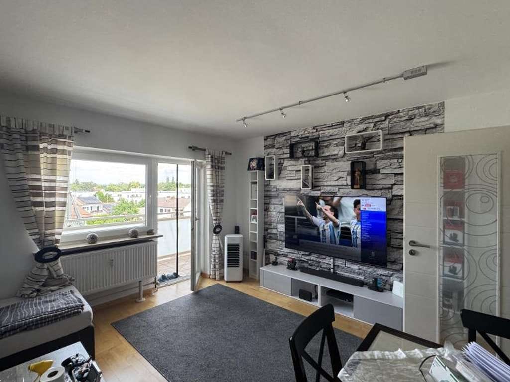 Immobilie in Weilheim in Oberbayern - Modernisierte 2-Zimmer-Wohnung mit Balkon und Stellplatz im Weilheimer Westen - Bild 0