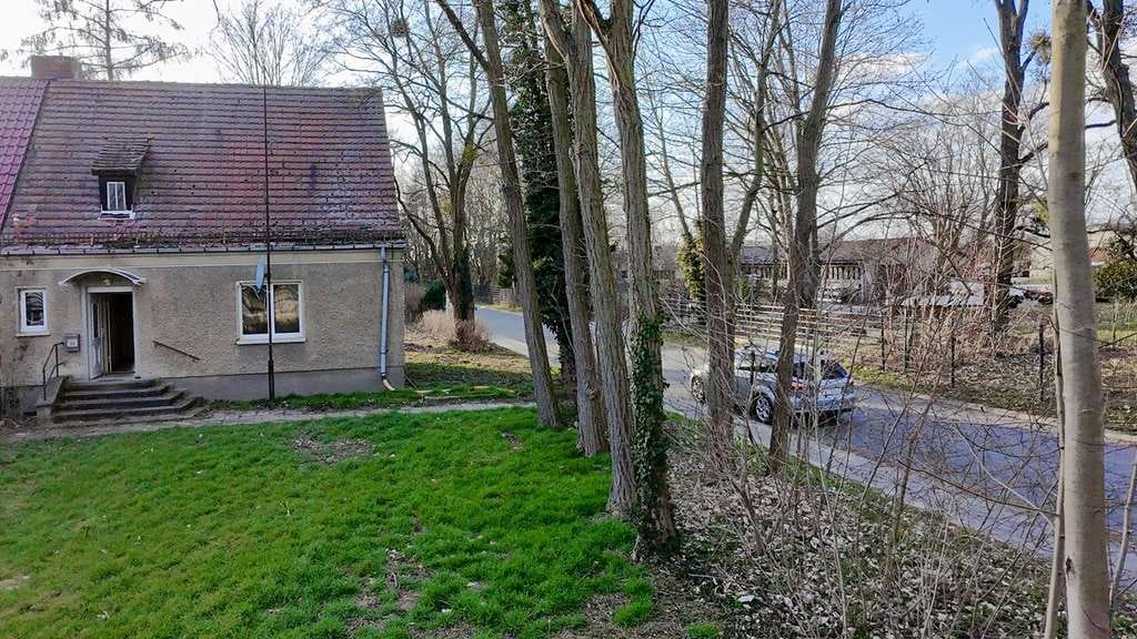 Immobilie in Potsdam - Sanierungsbedürftige Doppelhaushälfte mit großem Garten in Bornim - Bild 2