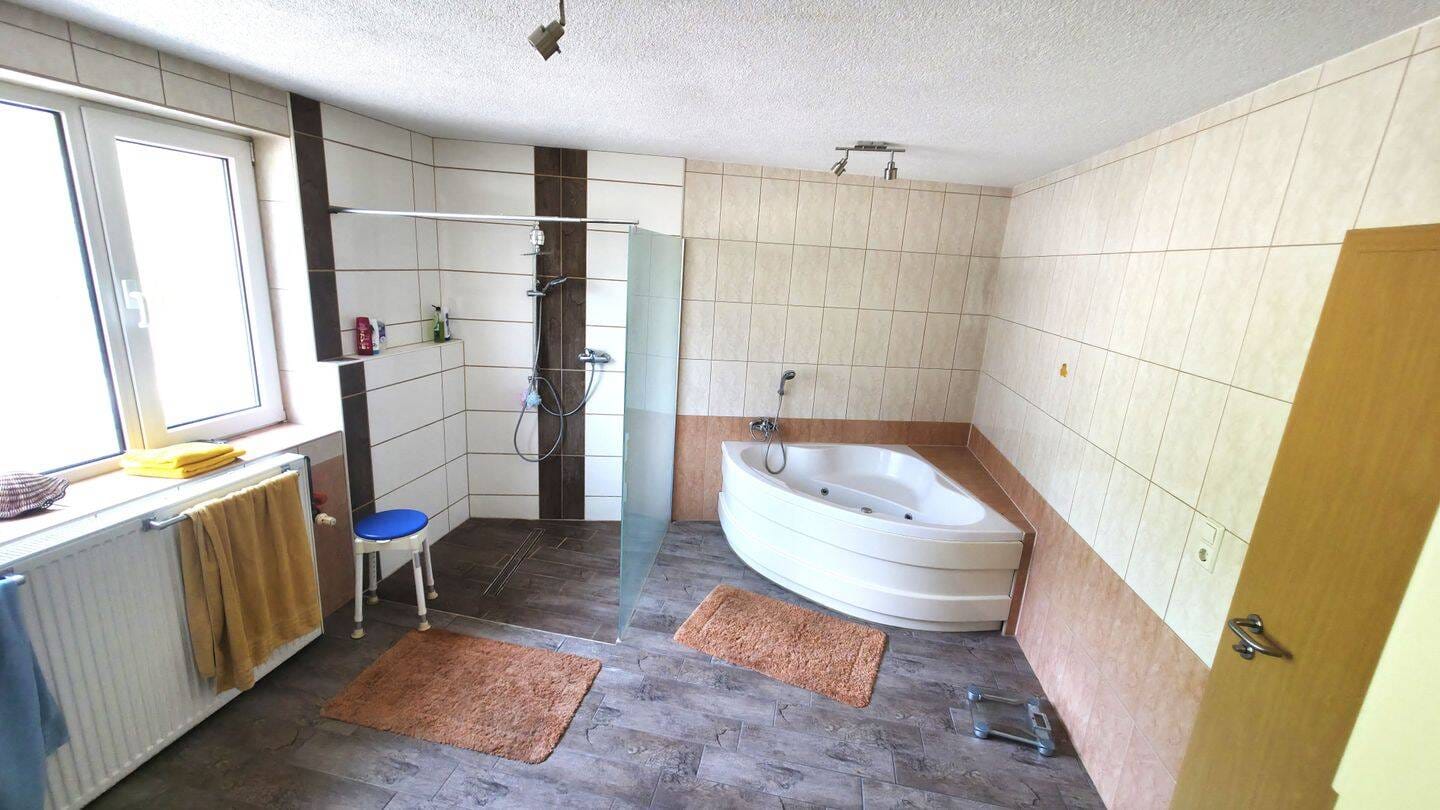 Immobilie in Güsten - Mehrgenerationenhaus mit großem Grundstück und Halle - Bild 2