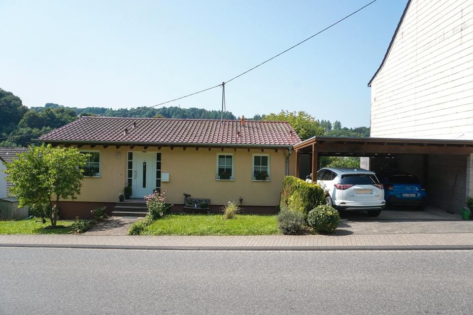 Immobilie in Kyllburg - Gepflegter Bungalow mit herrlichem Weitblick, großem Grundstück und Wellness-Oase - Bild 0