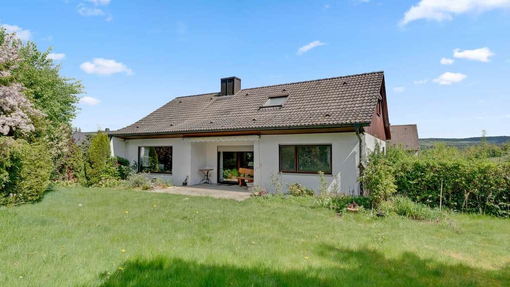 Immobilie in Bayreuth - Zentrale Lage! Einfamilienhaus mit traumhaftem Grundstück und ELW in Aichig - Bild 1