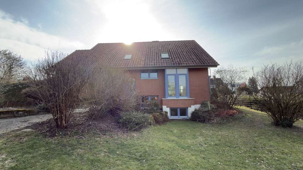 Immobilie in Lauenförde - Leben im Grünen: Liebevoll gepflegtes EFH mit neuer Wärmepumpe & PV (2024) &  großem Naturgrundstück - Bild 2