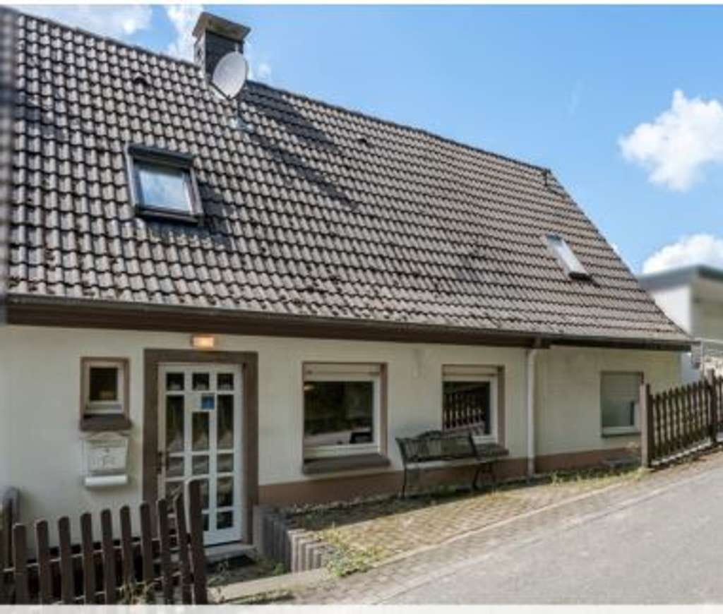 Immobilie in Schalksmühle - Charmantes Haus sucht Sie.
Einfamilienhaus mit Option für zwei Wohnungen!
 - Bild 0