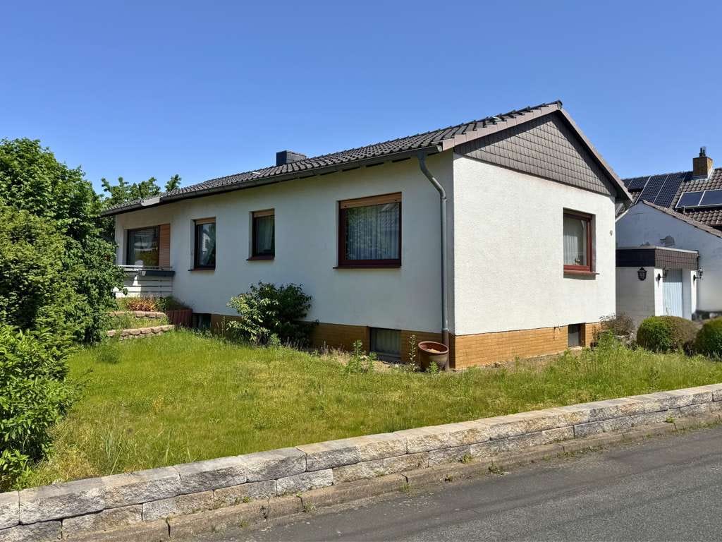 Immobilie in Braunschweig - Wohnen mit Bungalow-Charakter: gepflegtes 1 Familienhaus in ruhiger Lage von Braunschweig Dibbesdorf - Bild 0
