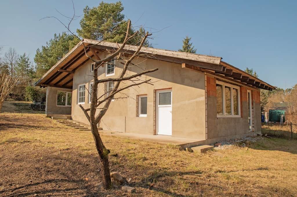 Immobilie in Lychen - Erholungsgrundstück in Hanglage mit Wochenendhaus im Rohbau ohne Ausstattung / ohne Installationen - Bild 0