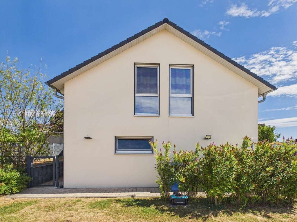 Immobilie in Echzell - - Wohntraum - KfW-70-Haus mit Kamin, PV-Anlage und 927 m² Grundstück in Ruhiger Lage von Echzell - Bild 2