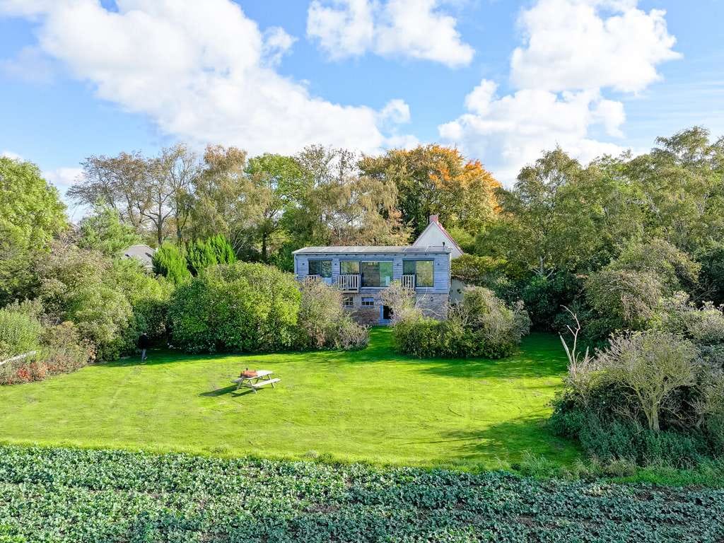 Immobilie in Groß Mohrdorf - Stilvoll & hochwertig saniertes Landhaus mit Wasserblick nähe Stralsund // 2WE // 317m² // PV-Anlage - Bild 1