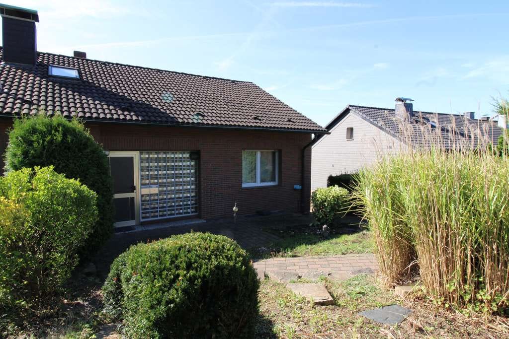 Immobilie in Hattingen - Doppelhaushälfte in gepflegter, ruhiger Wohnlage von Hattingen-Welper. Mit Garage und Garten. - Bild 2