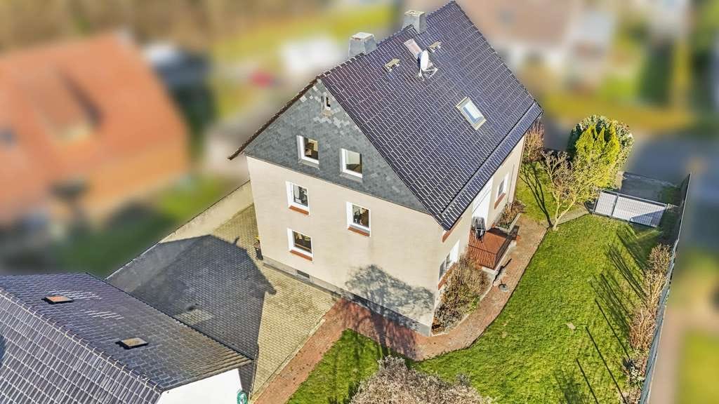 Immobilie in Pattensen - Kapitalanlage in Pattensen - Jeinsen - 3 Familienhaus + 3 Garagen und schönem Grundstück mit viele - Bild 0